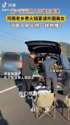 河南郑州，一高速上堵了几十公里，一男子看塞车严重，他就干脆打开后备箱，拿起食材直