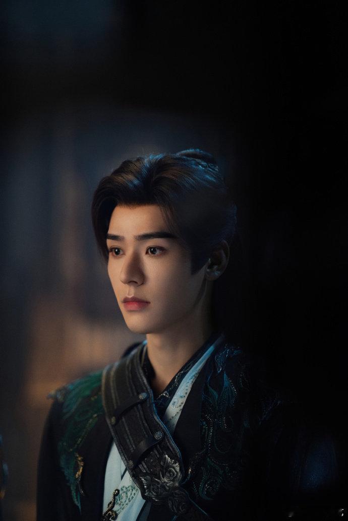 龚俊的哭戏堪称演技教科书，没有夸张的表情，仅凭泛红的双眼，颤抖的唇线和隐忍的呼吸