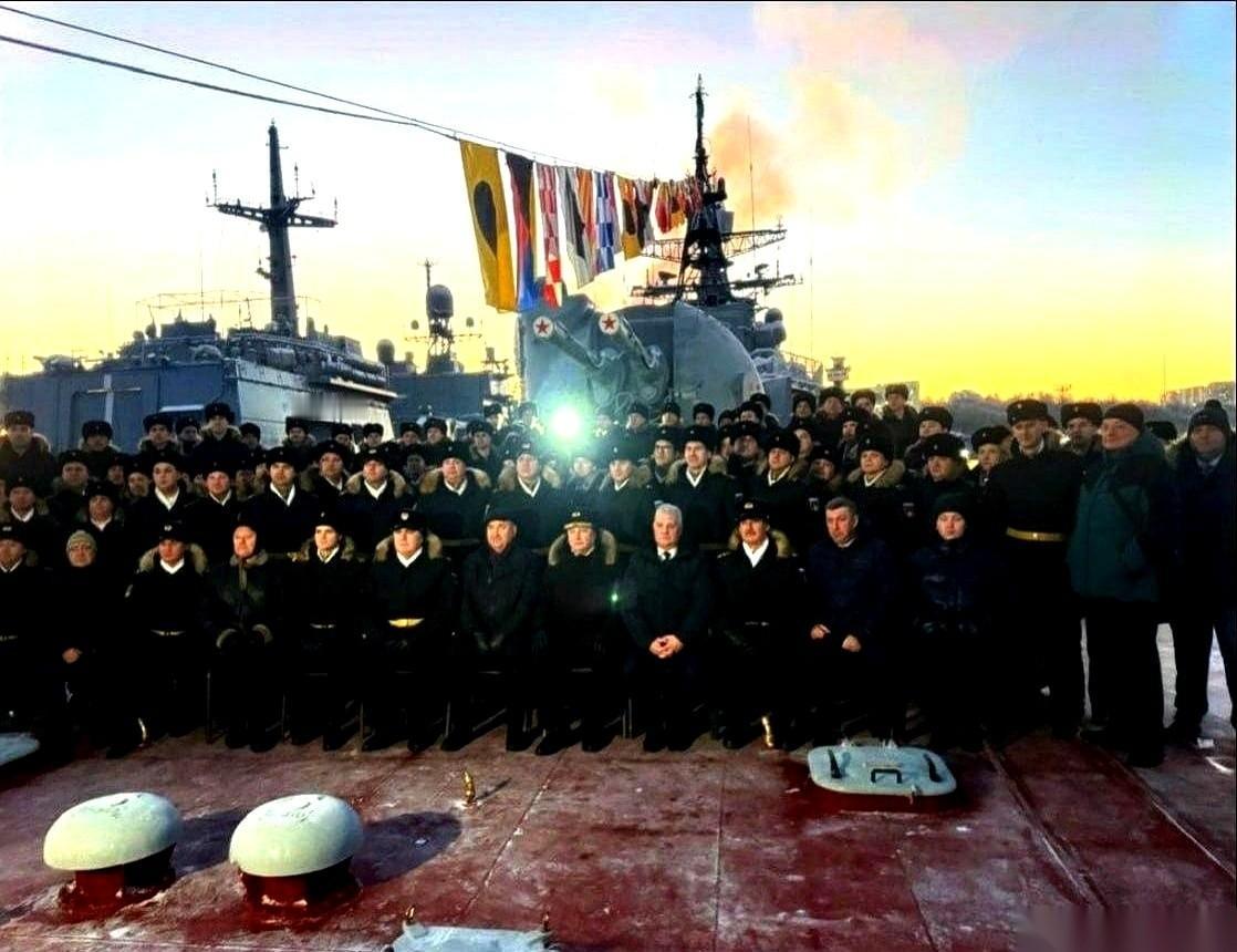 那面圣安德烈旗，降下来了。就在“乌沙科夫海军上将”号上。这一降，一个时代，算