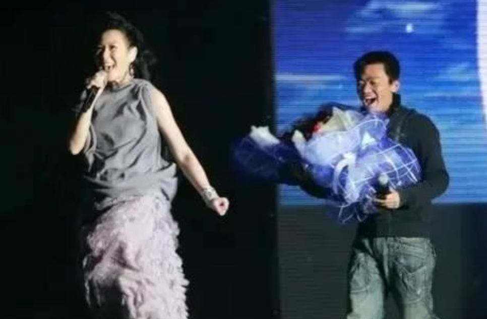 2008年，刘若英开演唱会想邀请王宝强当助阵嘉宾，可王宝强冷漠地说：“我在拍戏，