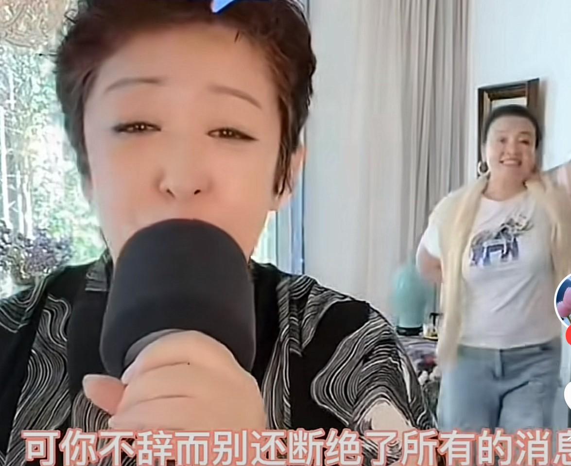 老太太心态就是好啊一大早又和赵行长配合上了，张兰这广场舞跳得很经典啊！赵行长