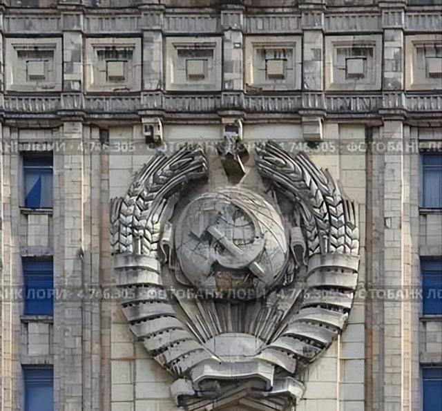 为什么俄罗斯外交部大楼上仍挂着苏联国徽？其实原因很简单，不是为了吓美国，而是不炸
