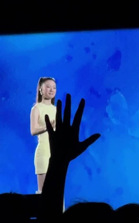 单依纯出席南京音乐节，一上台全场都在大喊“歌王、歌王”感性的宝妹在演唱《永不失联