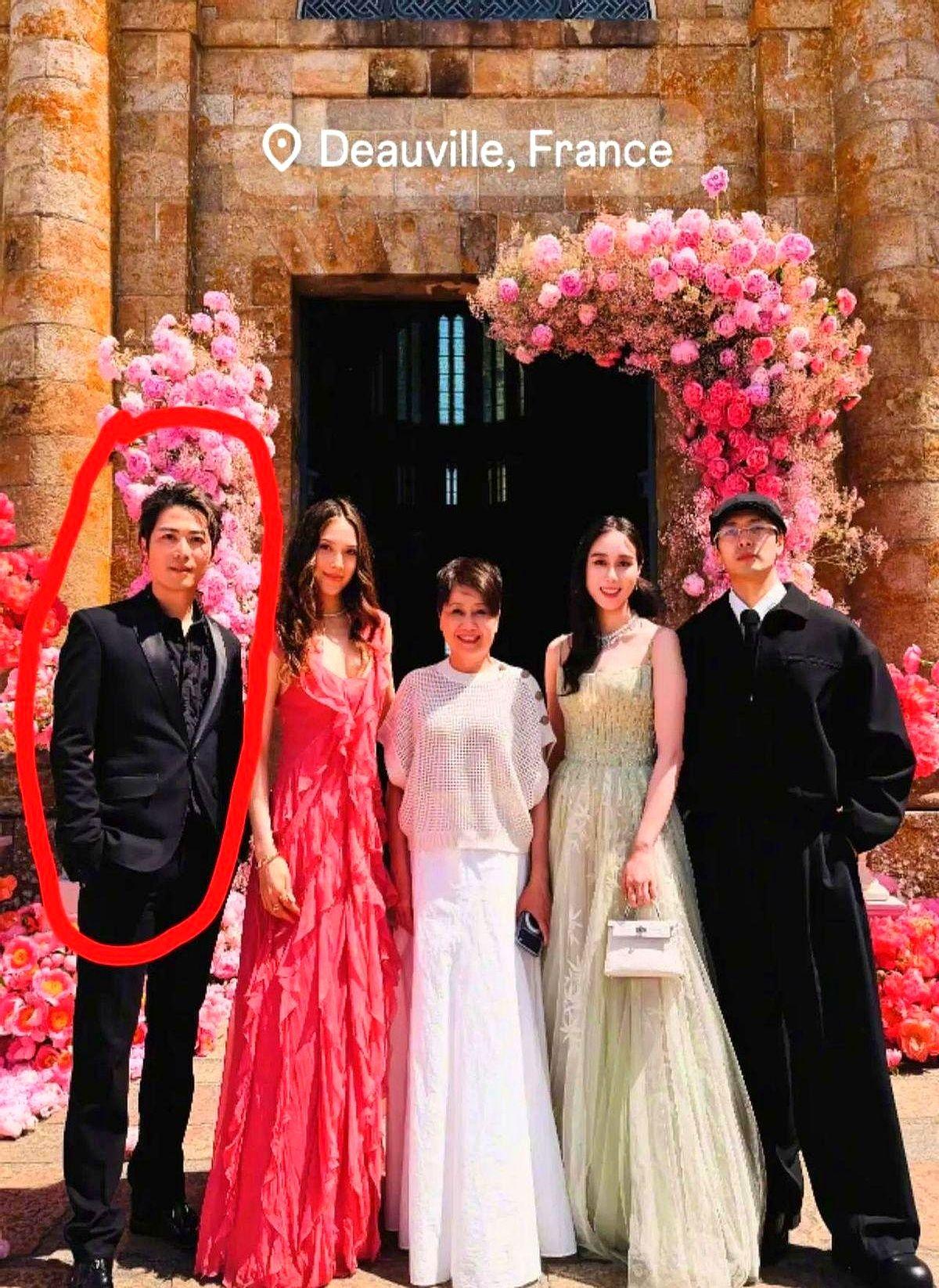 何猷君的婚礼上，王嘉尔晒出一张合照。后来才知道他出了场车祸，只能躺着养伤，吃进