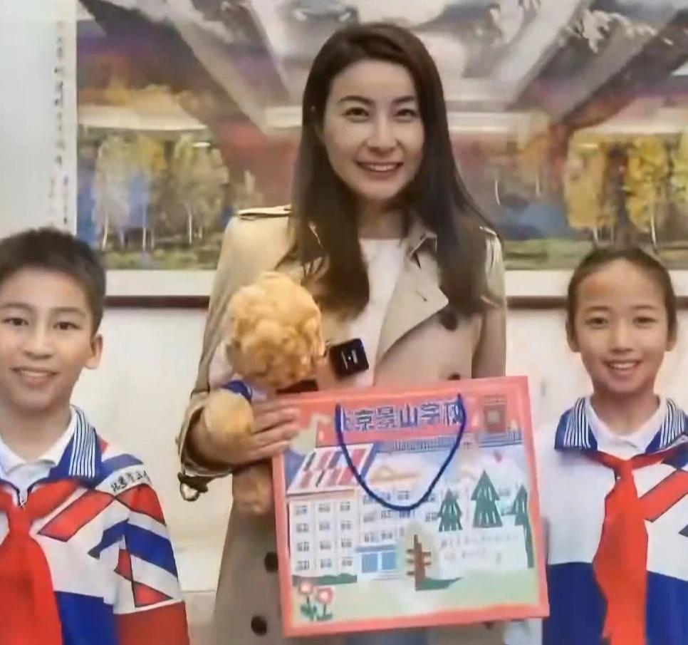 2025年8月，郭晶晶送12岁儿子霍中曦赴英国拉德利公学留学引发热议，该校年学费
