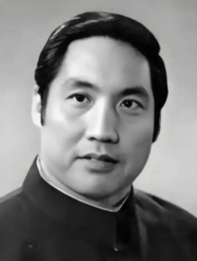 1977年，曾因饰演《红灯记》李玉和红遍全国的钱浩梁，被撤销党内外一切职务、停止