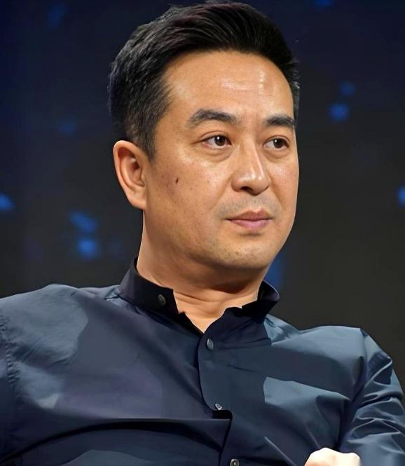 张嘉益的饭局，谁都能聊，唯独前任杜珺的名字一提就冷场。他也没讲过对方半句坏话。但