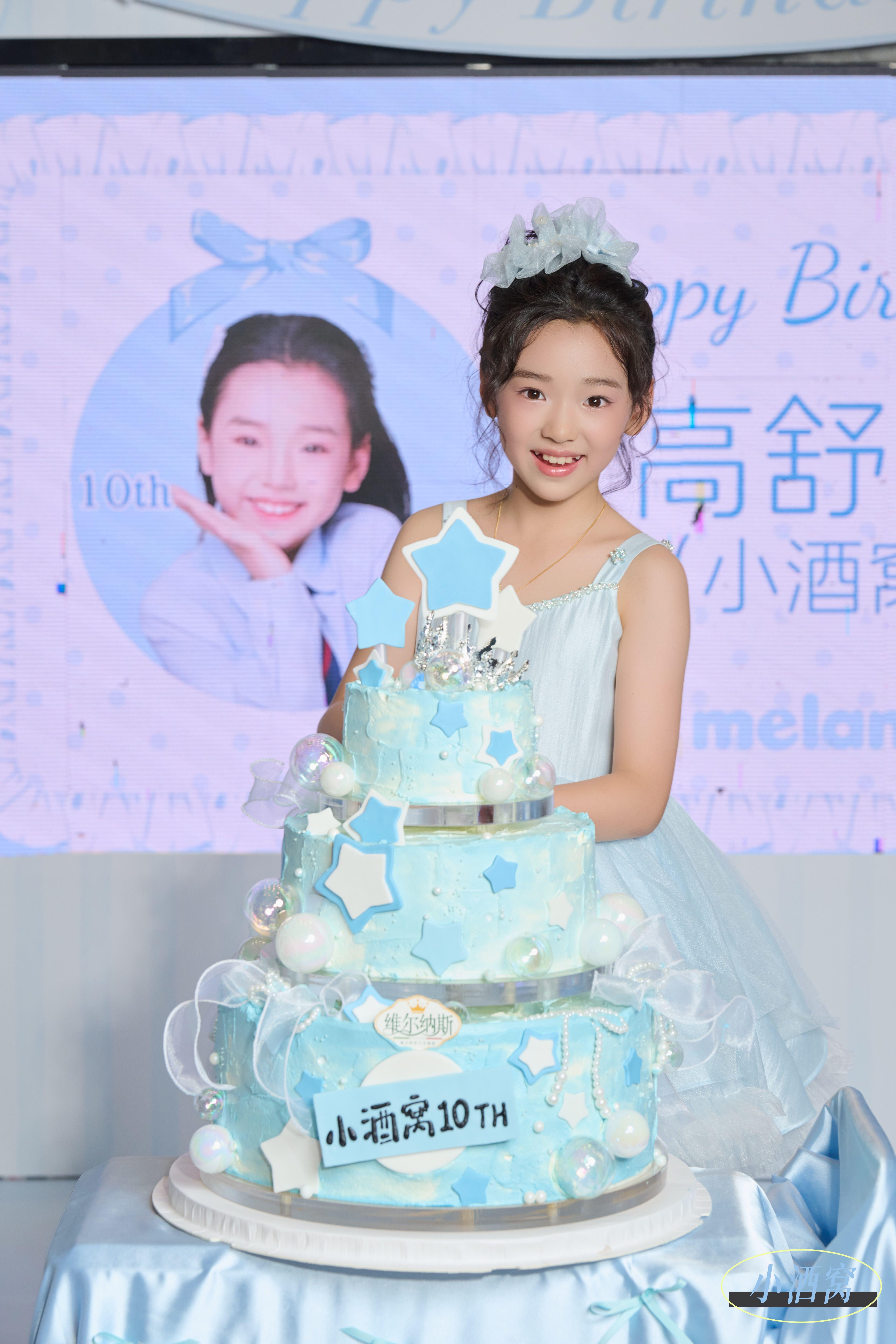 爸爸和爷爷奶奶为小酒窝庆生虽然爸爸和爷爷奶奶没参加酒窝生日会，但私底下也为酒窝庆