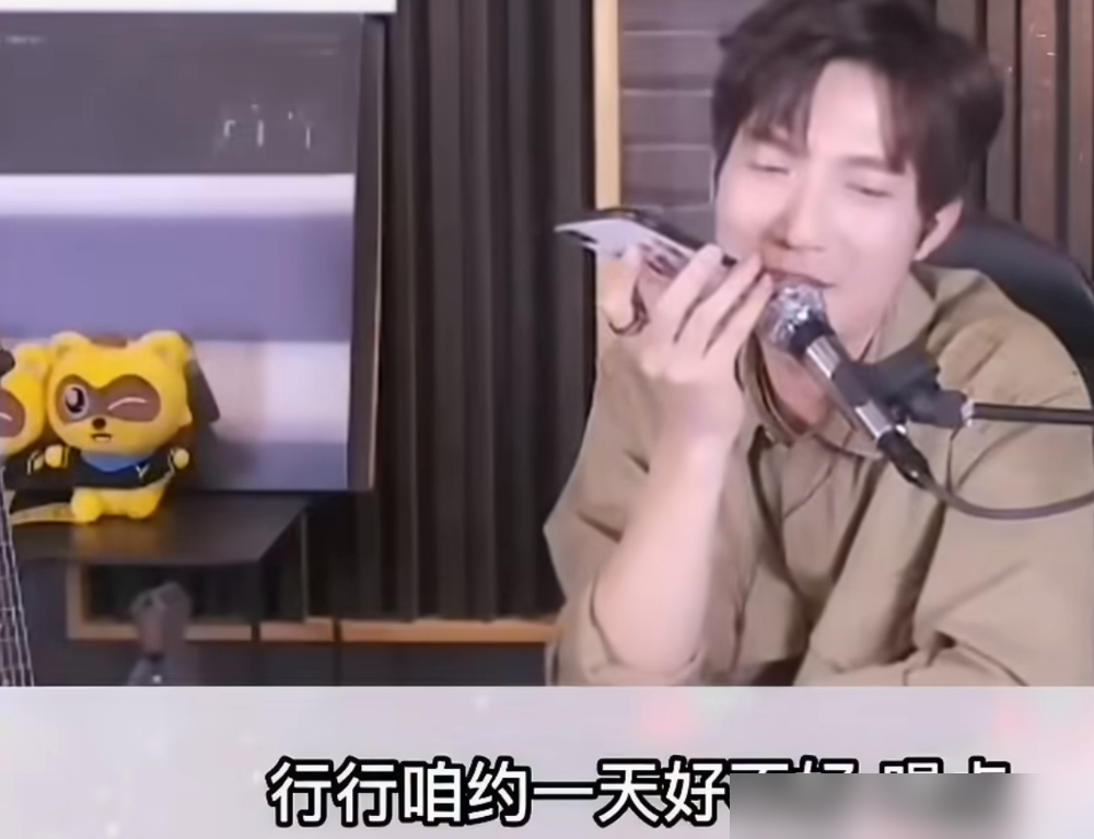 直播被要求打电话说想你了，张远苏醒起哄让他打。陈楚生全拒了。反手拨给了王啸坤。电话秒接，俩人跟唠家常