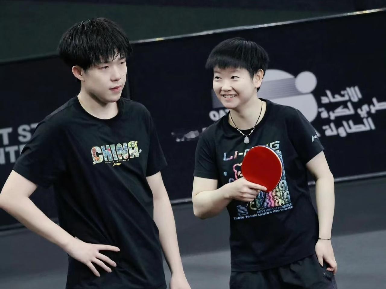 就只有我发现了吗每次莎头一起训练的时候孙颖莎就像一个小太阳一样，训练馆都