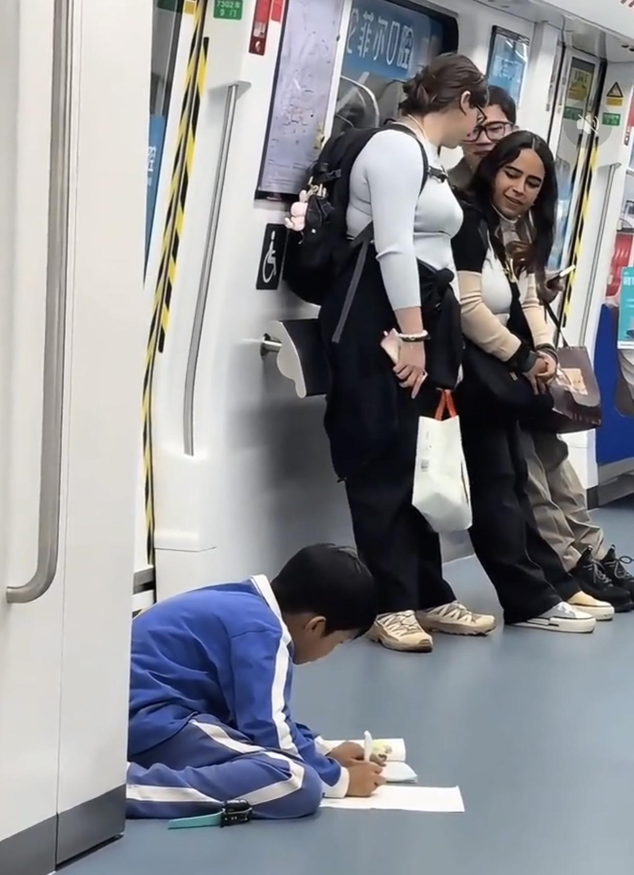 这应该是让日吹沉默恨国党激动的画面：小学生独自坐车还能自主学习，日吹没法黑小