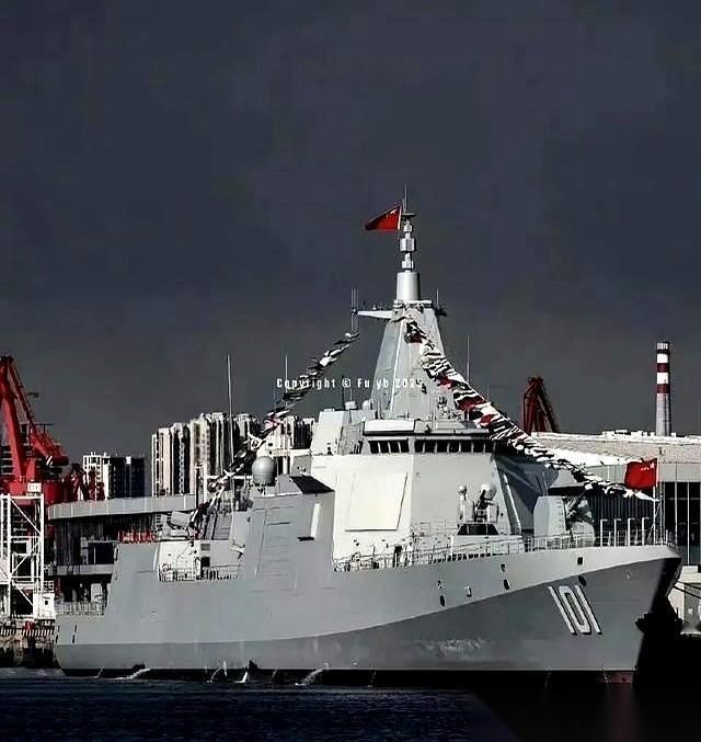 大连船厂那张照片,五艘052D排排坐,跟下饺子似的,好多人看不懂,说为啥不多来点