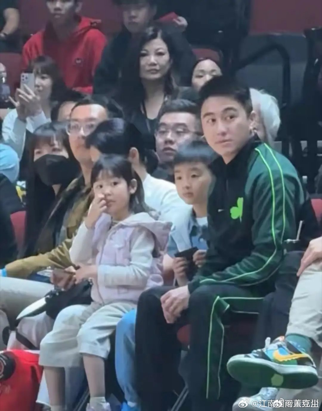 奚梦瑶何猷君儿子女儿正脸照何猷君带儿子女儿看球赛他们俩的儿子，女儿应该还是第一次