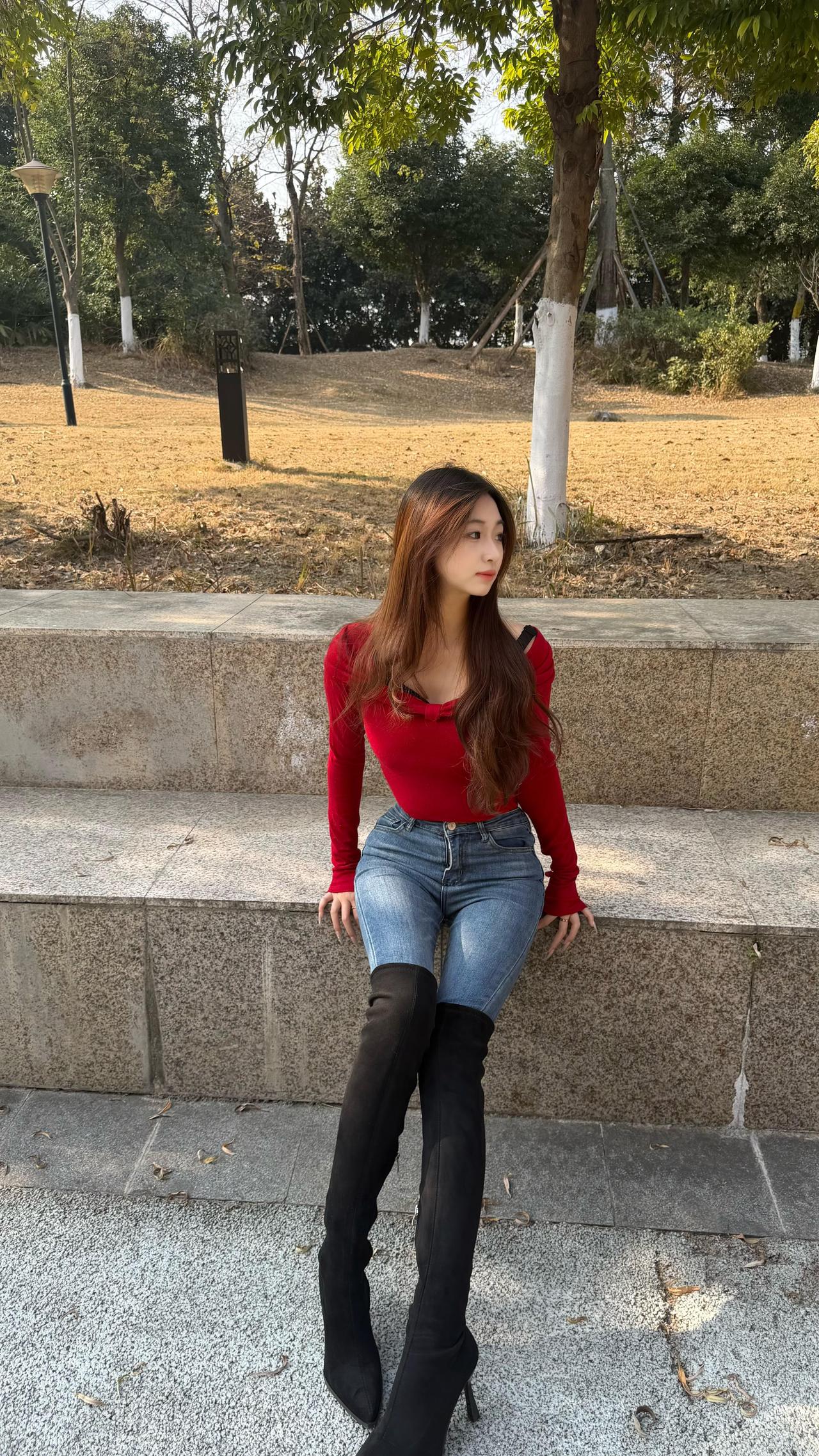 晴日的公园，连风都是暖的✨酒红针织软软糯糯，贴在身上温柔又舒服，搭配高腰牛仔