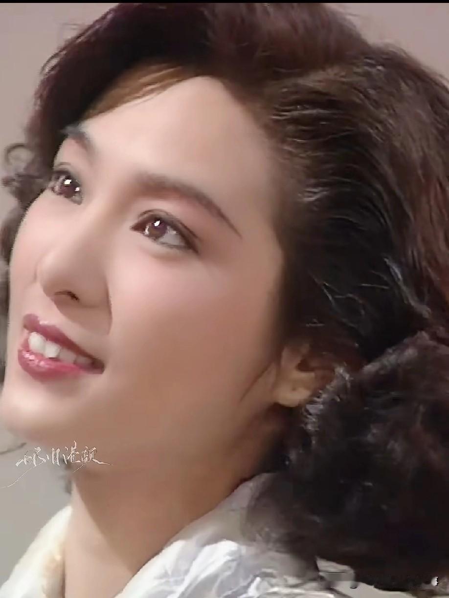 米雪虽非第一眼美女，却辨识度拉满，多年气质在线越看越绝！小时候就超级喜欢米雪