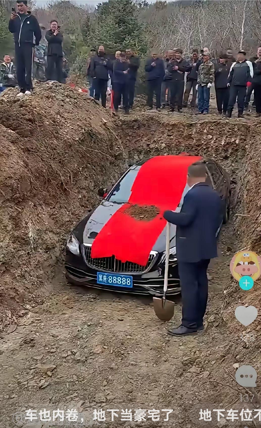 真稀奇，百万大奔直接下葬，现场帮忙的人每人500元红包。俗说，死人的钱最好挣，