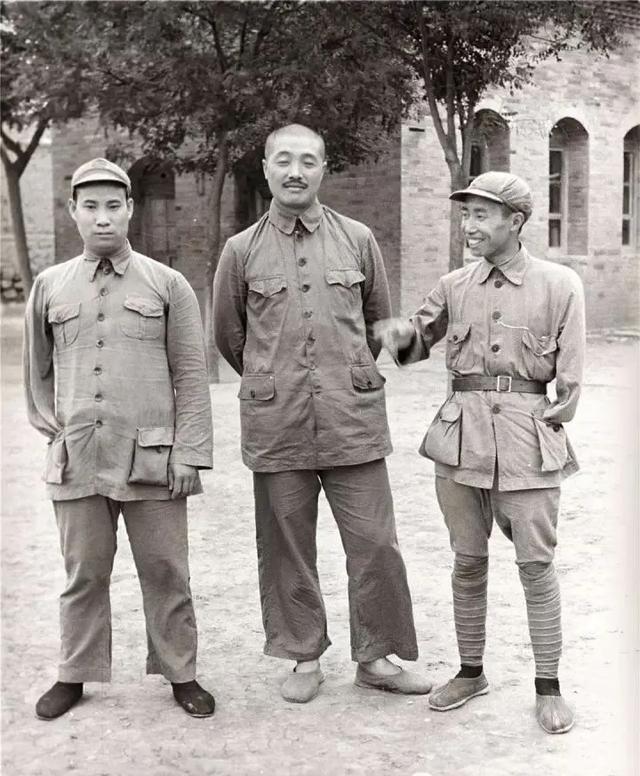 贺龙和两位独臂将军的合影，一个是贺龙帐下第一猛将，一个是彭德怀麾下猛将之一。贺老