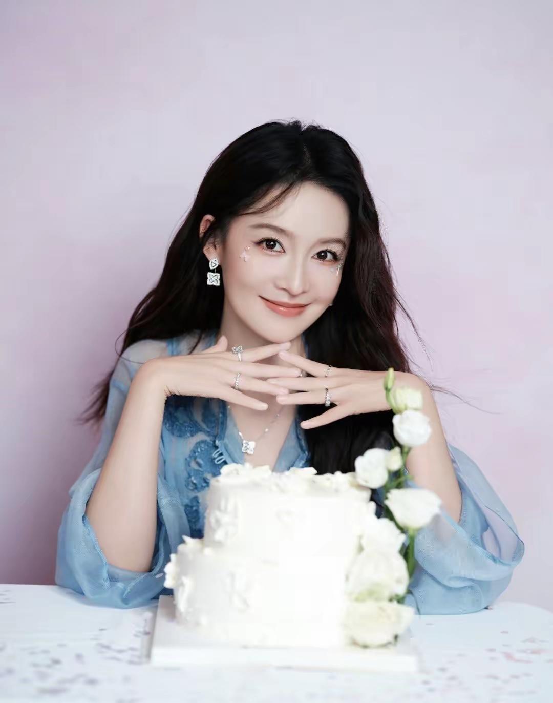 惊呆了!李沁时尚盛典,被00000位帅哥环绕,她乐得合不拢嘴!李沁晚会现场被