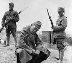 1945年，新四军旅长刘飞打了一次胜仗，抓了几个日本俘虏，突然，他看俘虏中有一