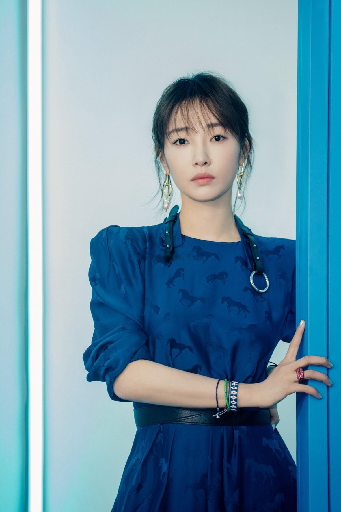 白百何带4岁半儿子就医素颜低调现身医院，全程悉心照顾生病幼子，二胎儿子正面与成长