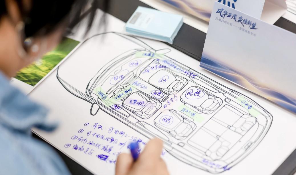 东风和华为乾崑联手打造的奕境，首台工装样车今天下线，从之前的手绘稿看，大概率是大