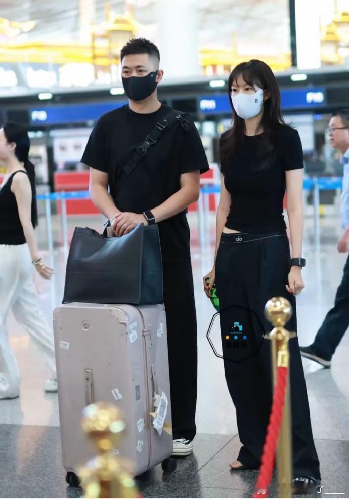 46岁李艾现身机场，状态绝佳，嫩如26岁。身后老公身材高大似保镖，夫妻同框