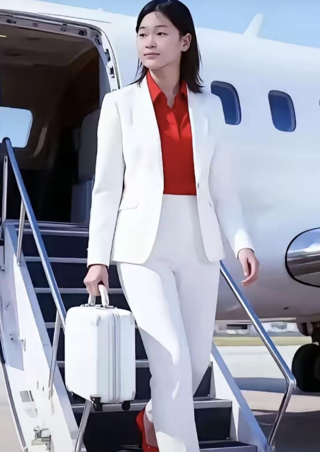 最近有件事挺有意思。全红婵跟着几个奥运冠军一起去航空公司拍宣传片，说是为推广空中