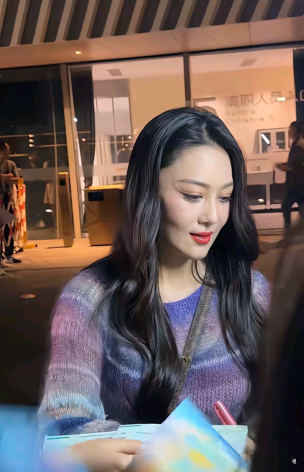 近距离偶遇张馨予确实少了青春灵气！她将近四十岁，褪去少女感是所有人都会经历的