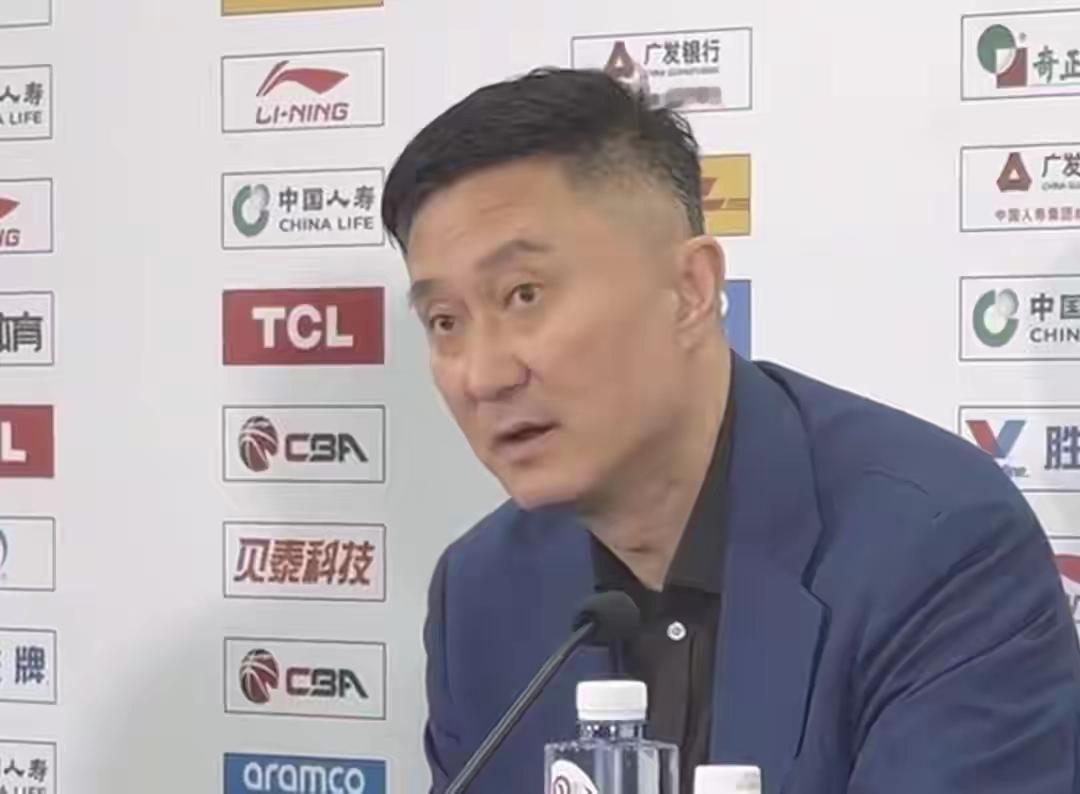 昨晚CBA季后赛四分之一淘汰赛〔首场比赛〕在北京队主场五棵松体育馆激烈上演，最