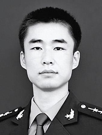 2012年，山东一名军人请假回家，但迟迟不见归队，上级领导打过去电话询问，三岁的