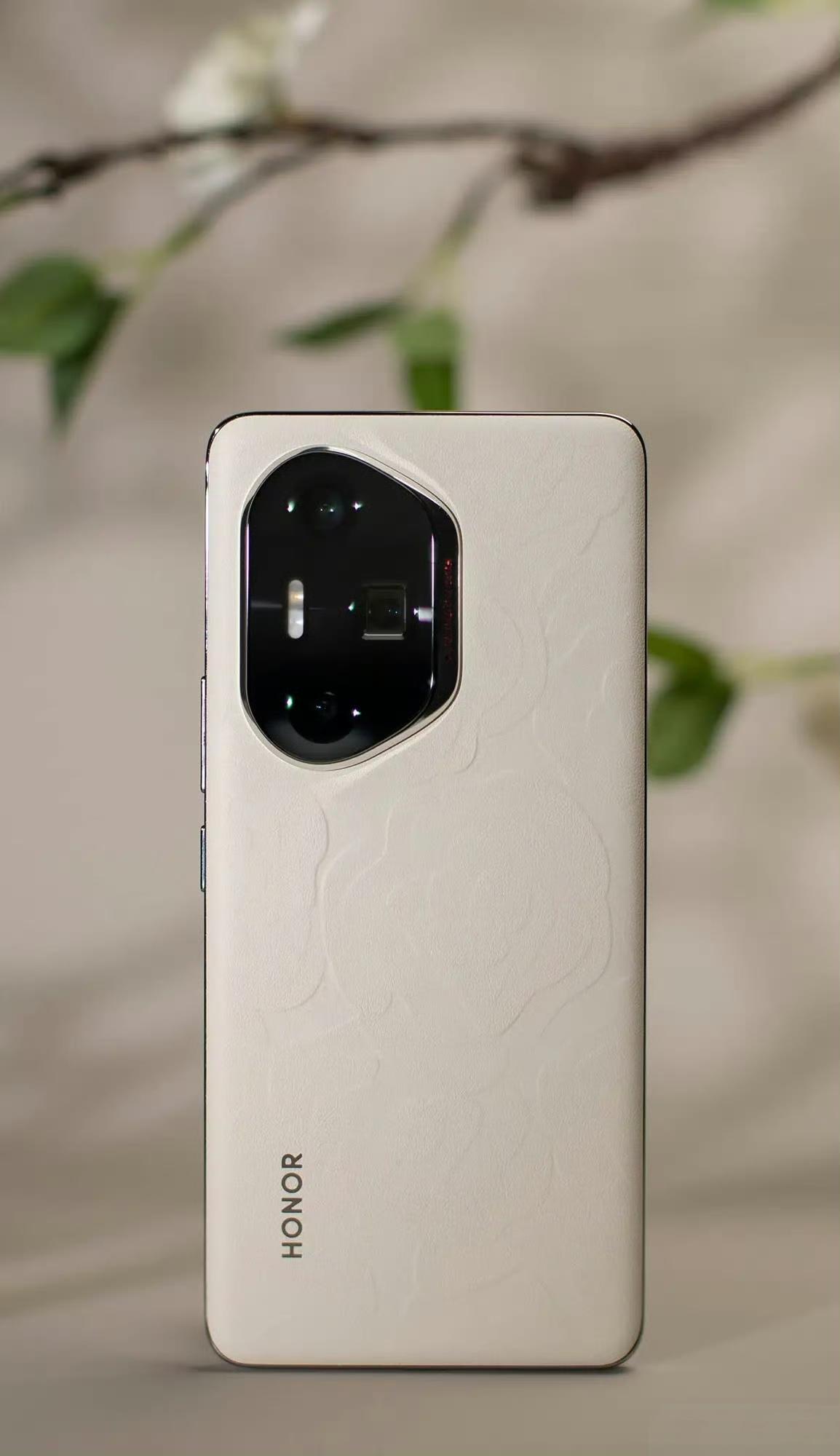 荣耀这台旗舰机彻底不装了。首发4199元的旗舰机，卫星通信、5000万潜望长长焦