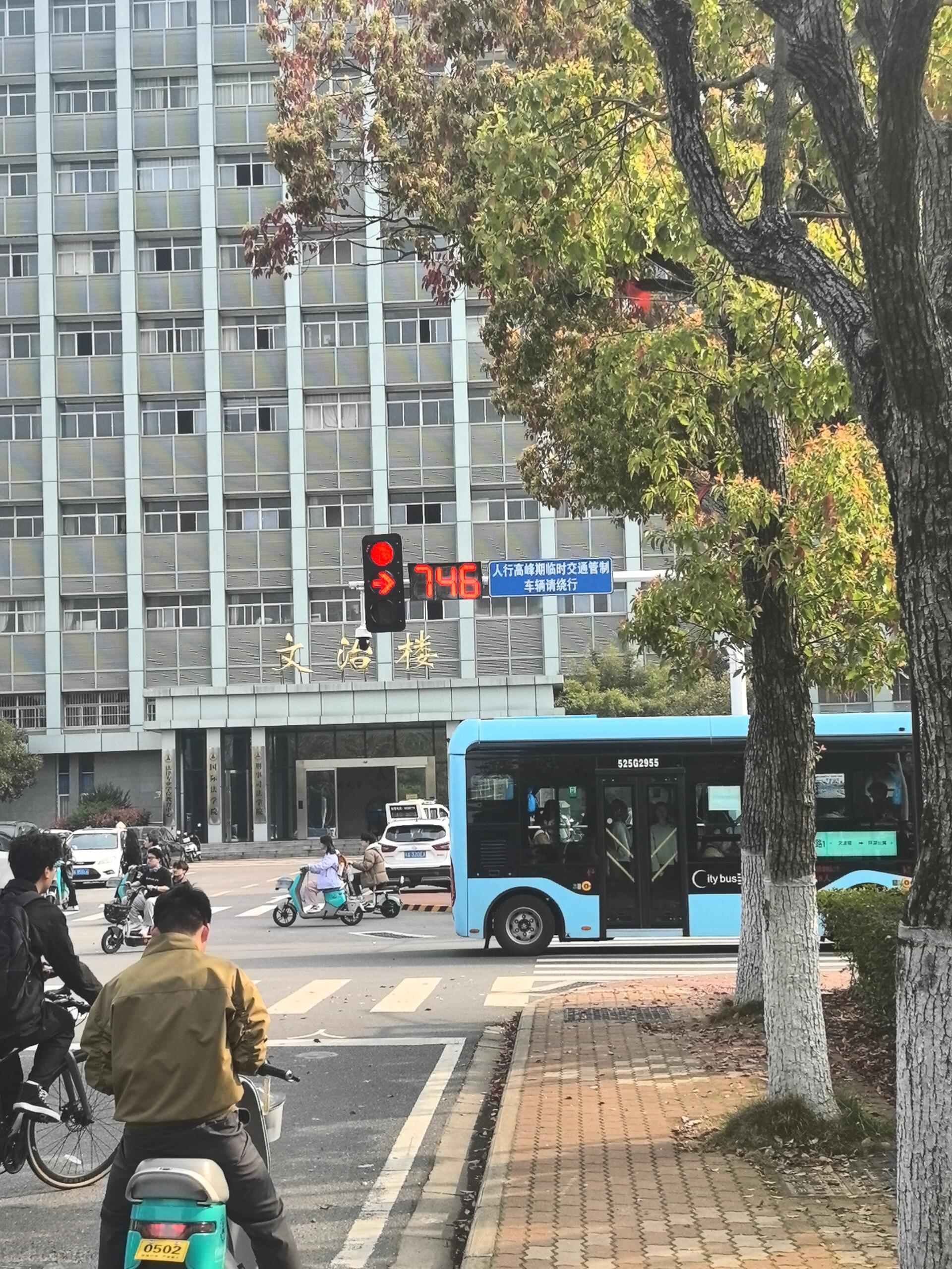 第一次看见这么长的红灯