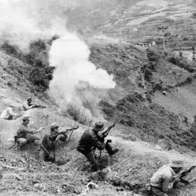 1945年，机枪手曾岳峰因伤脱离了大部队，然而在追赶的过程中却正巧遇到一群日军在