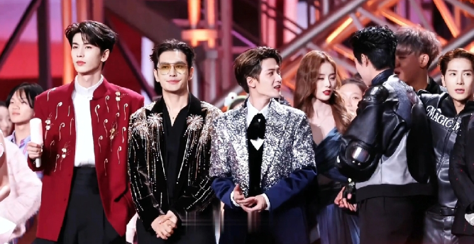 混在弟弟群里的黄晓明居然hold住了一点也不违和，毕竟这一群帅弟弟可都是90后