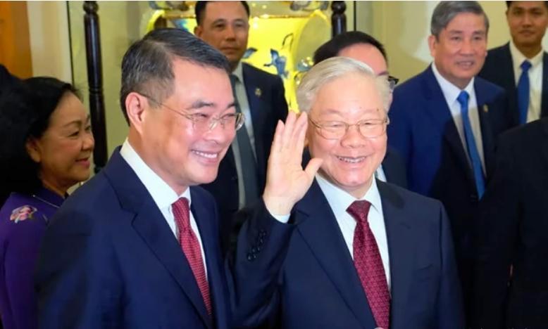 黎明兴跟阮富仲在一起的状态，与跟苏林站一起的状态完全不同！跟阮富仲在一起时，有一