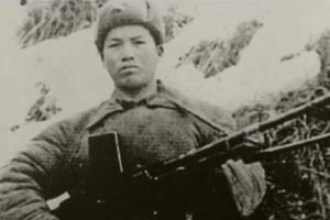 1951年，帽落山战斗，全排只剩田文富一个人，他把大衣支起来，假装战友迷惑美军，