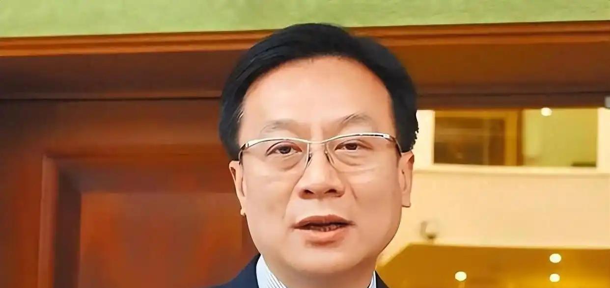 “亲美友日和中”六个字刚落，连胜文“啪”地合本离席，镜头追着他的背影直抵电梯口，