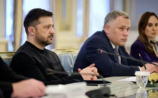 会谈结束，泽连斯基出局当地时间17日，当天下午启动的乌克兰、美国、俄罗斯