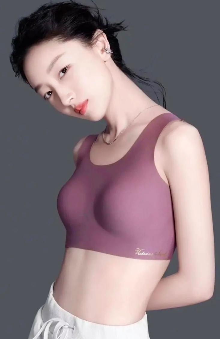 你可能没有见过周冬雨如此俏皮可爱的模样，从她出道，就开始喜欢这个演员，总感觉她身