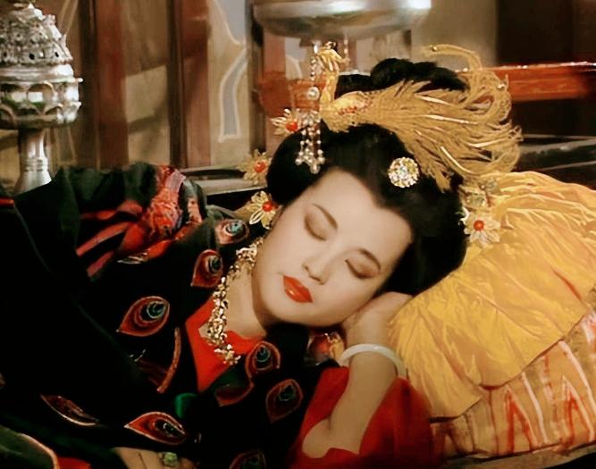 705年，武则天正做着美梦，宰相张柬之一脚把门踹开，冲着她的枕边手起刀落，两颗脑