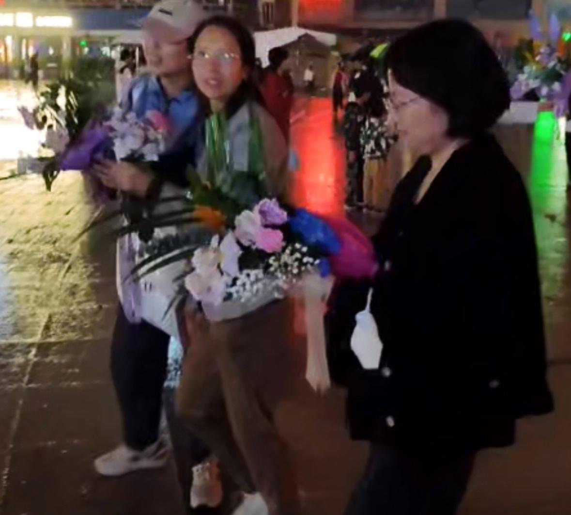 董宇辉在＂中秋家宴＂节目结束后，告诉工作人员，先把现场摆放的花篮上面的牌子收起来