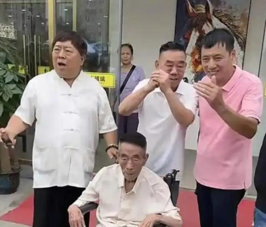 彻底无语了！7月9日，天津这三十多度的大热天，94岁的杨少华老爷子，还被自己的亲