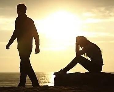 女孩交了男朋友，男方家境不错，交往期间，没少给女孩花钱。两人订婚，男方也给