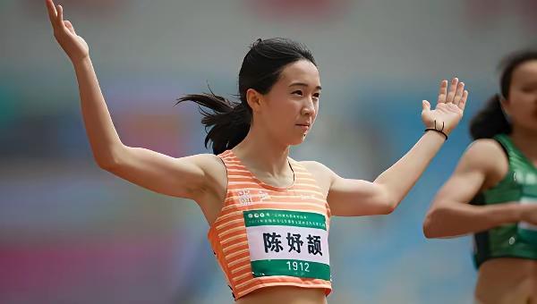16岁浙江短跑新星陈妤颉，以苏炳添为偶像、手握亚洲少年纪录，凭借2025赛季国内