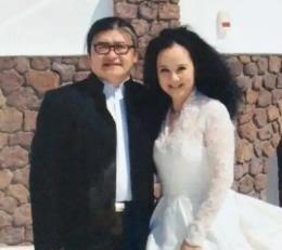 1987年，刘欢对主持人卢璐一见钟情，认识9天便决定结婚。岂料去登记时，工作人员