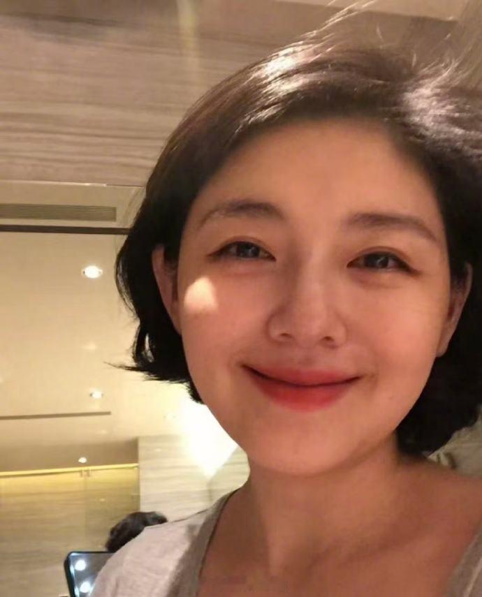 阿雅发文纪念大S冥诞，看完长文心里酸酸的。还记得她们年少相伴的过往，大S总在护着