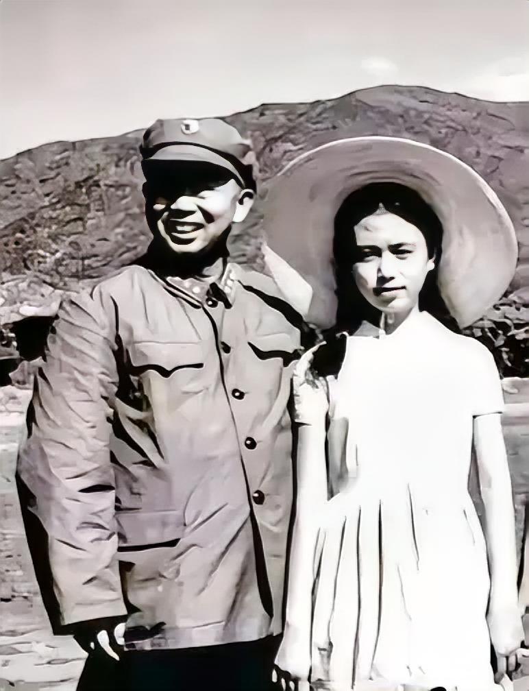 1939年秋天，去苏联学习的刘亚楼，从战友口中得知，自己在延安的妻子凌漪竟然和一