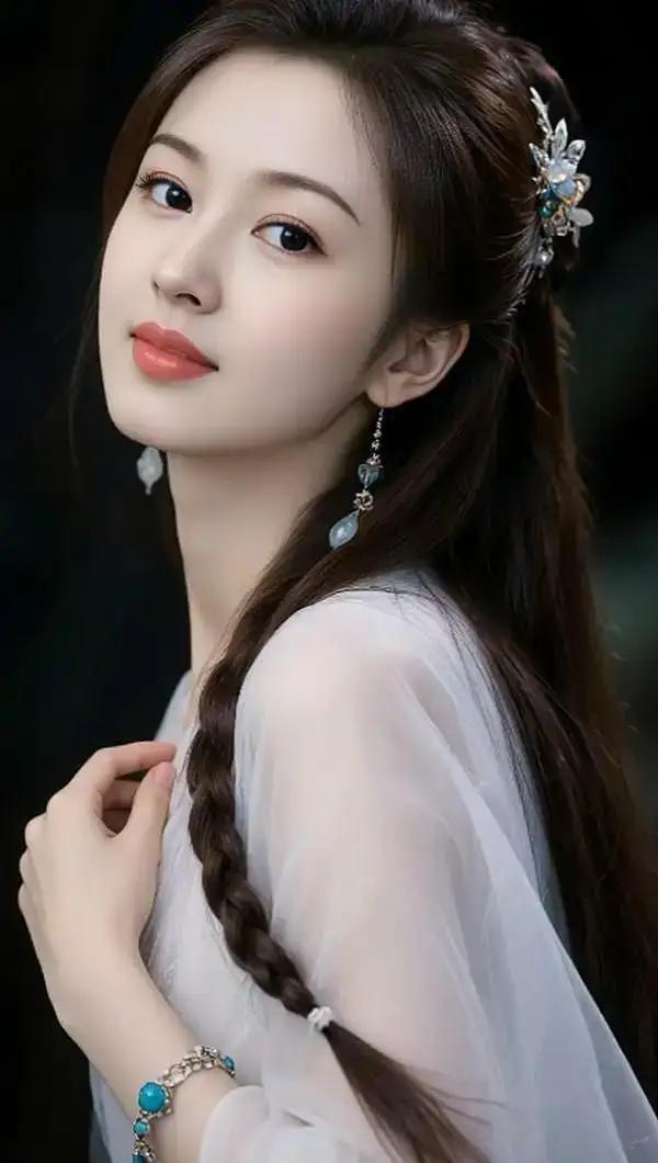 优雅古风少女，一缕青丝，一抹红唇，尽显古典韵味。🌸🍎🌺
