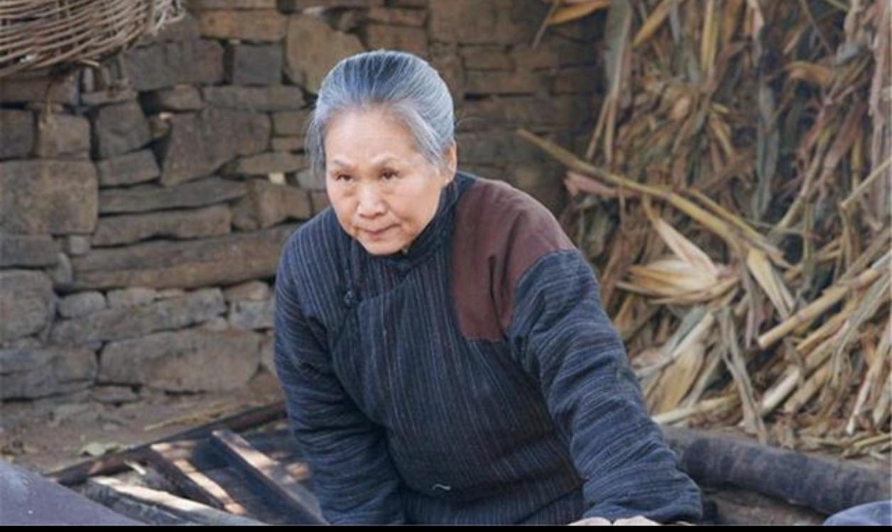 60岁被儿子带入演艺圈，73岁成百亿老太，现在的她，早已成为演艺圈里的传奇人