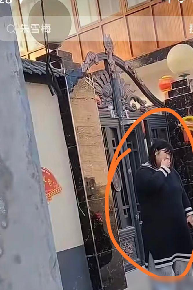 大衣哥的女儿很不聪明的样子，她已经成年了，一把鼻涕抠下往自己家的墙壁柱子上抹，